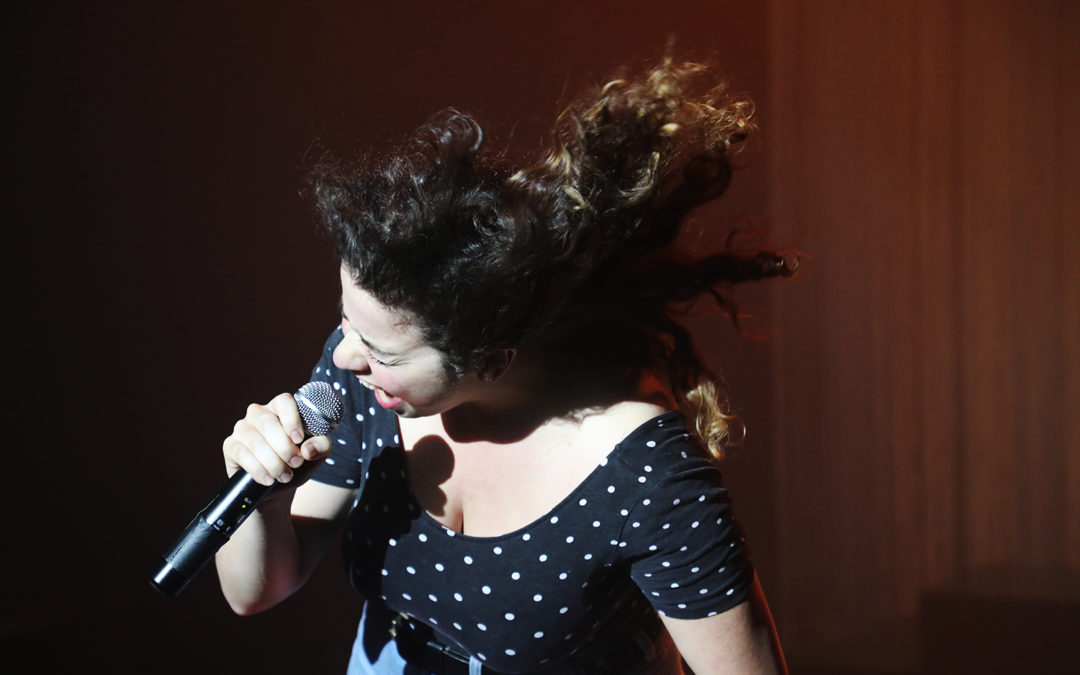 Noémie Griess, au plateau et au micro