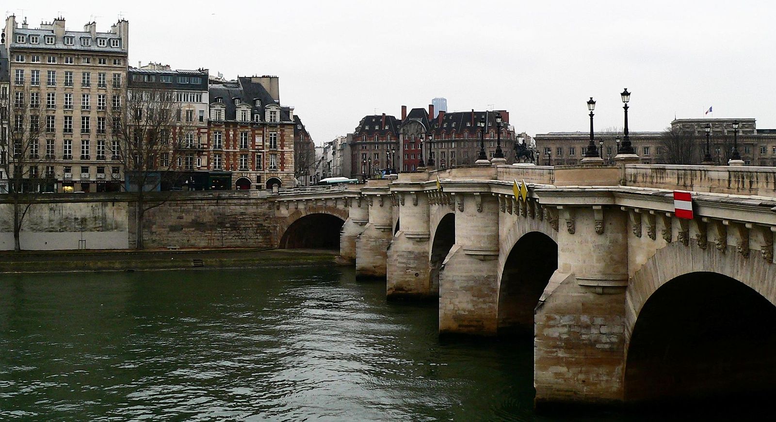 Tournage catastrophe: sous le Pont-Neuf coule la scène