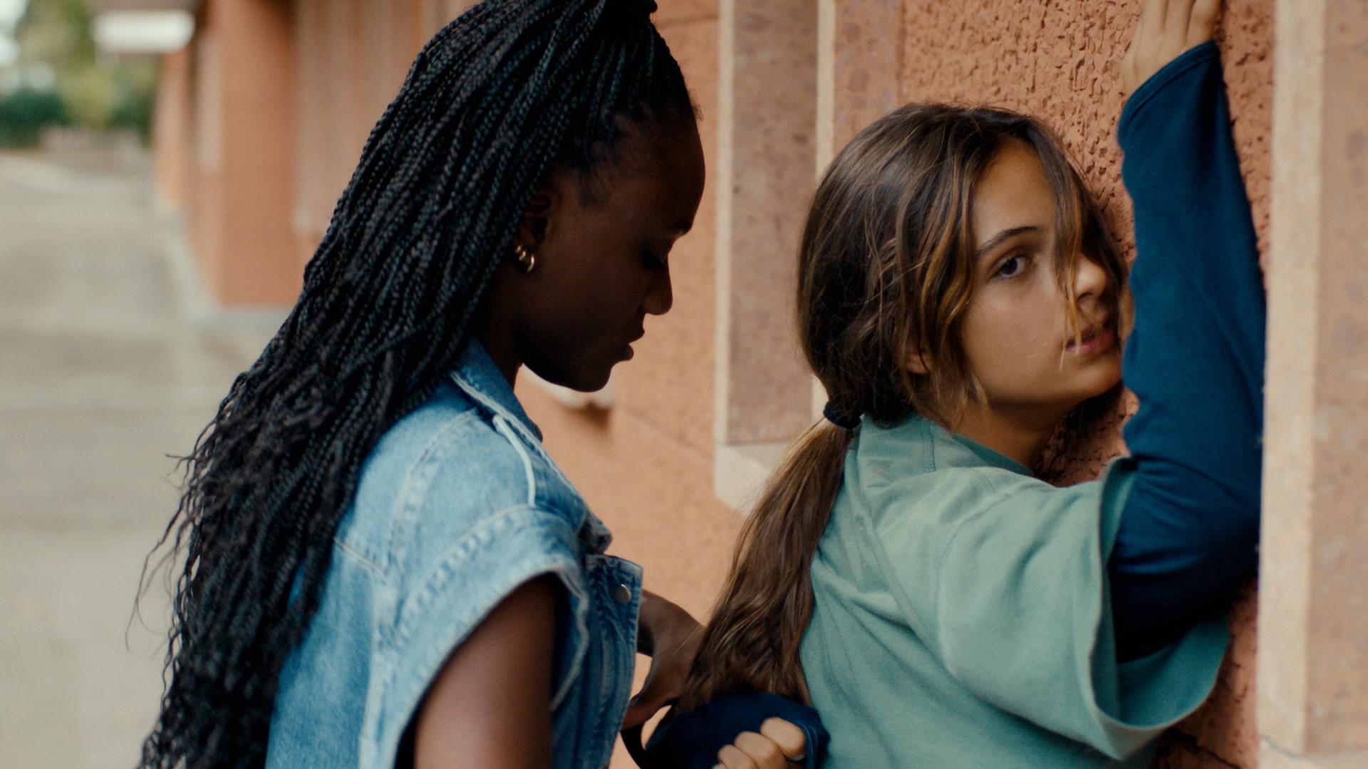 Assa Sylla et Cassandre Oes dans _Délits Mineurs_