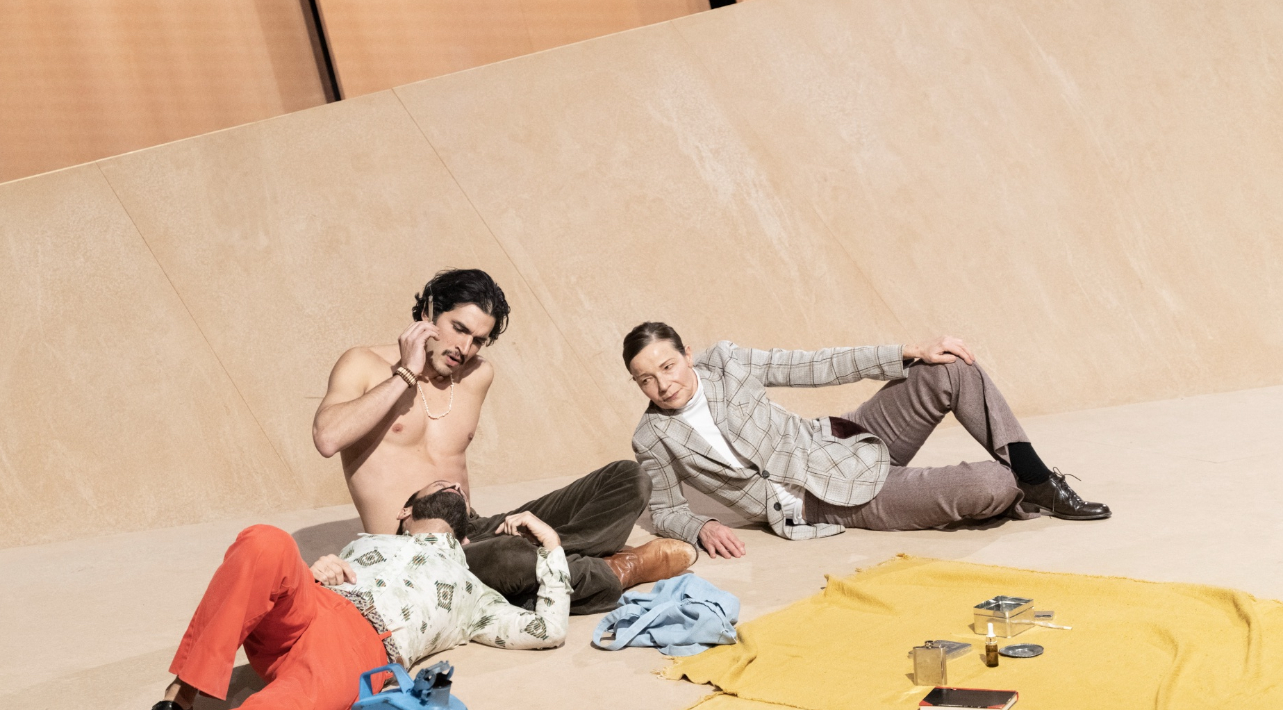 01 photo du spectacle _Foucault en Californie_ avec Dominique Reymond et Valério Scamuffa©Nora Rupp