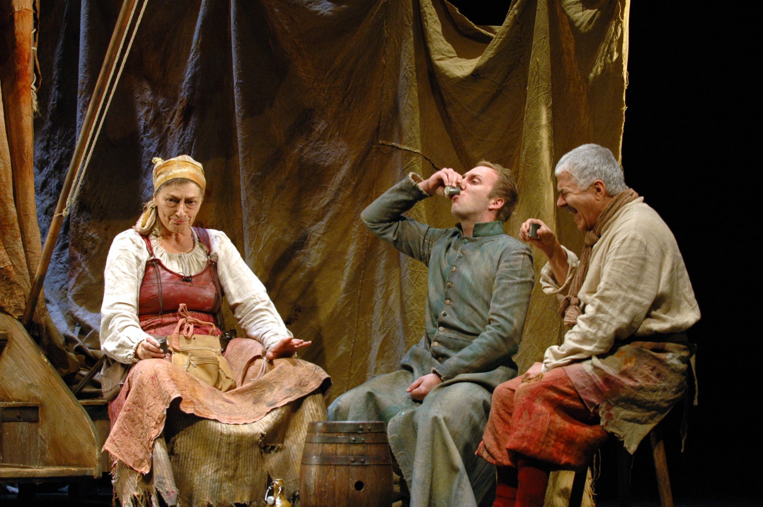 04 Véronique Mermoud, Vincent Bonillo et Alfredo Gnasso dans _Mère courage_ de Bertolt Brecht, m.e.s. Gisèle Sallin (2005-06)©Isabelle Daccord
