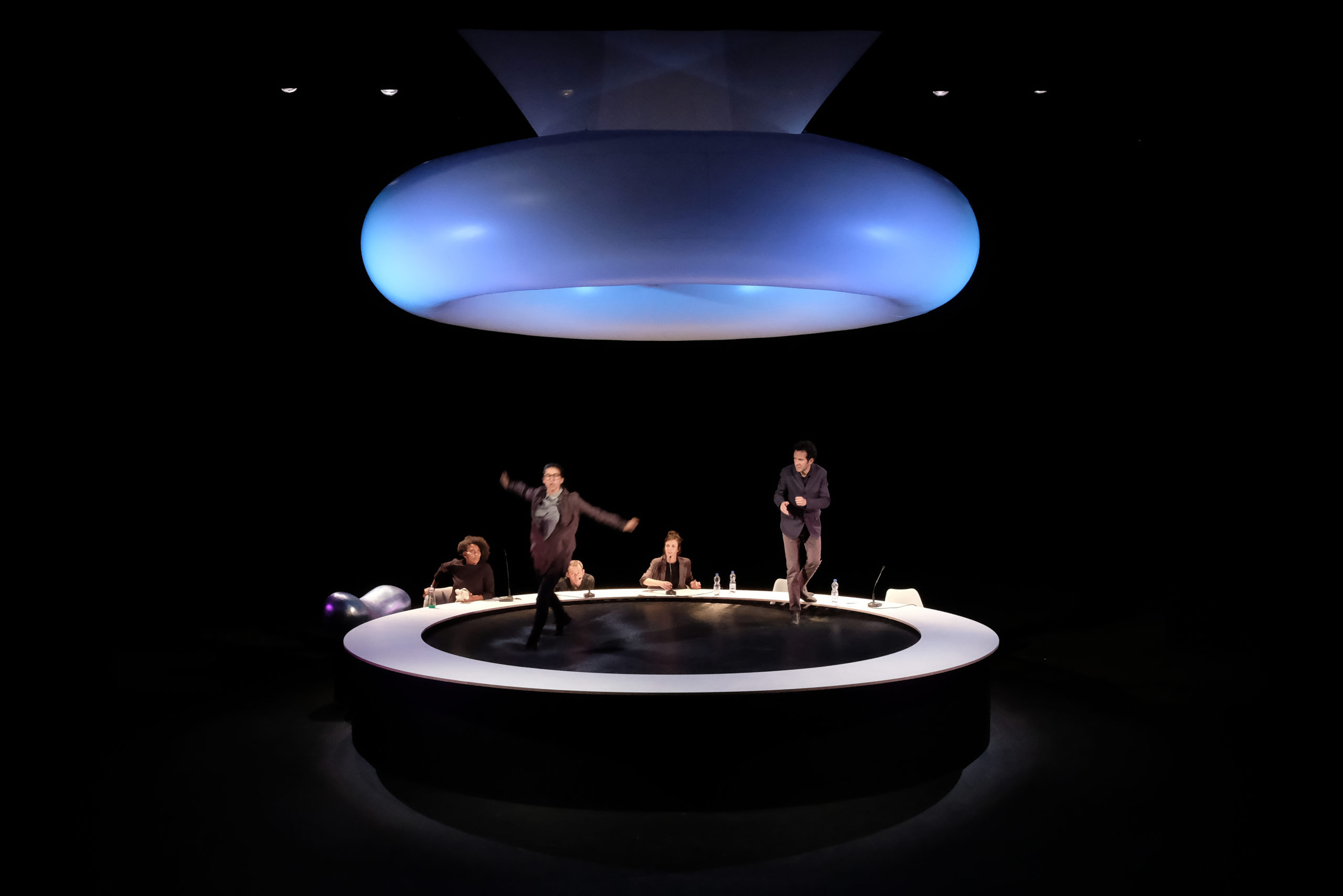 04 Safi Martin-Yé, Marius Schaffter, Mélanie Foulon, David Gobet et Marion Duval dans le spectacle _Les Luttes intestines_©Gregory Brunisholz